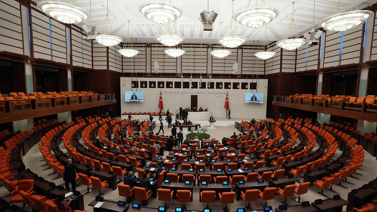 TBMM’de ‘etki ajanlığı’ yasa teklifi geri çekildi: Revize edilecek