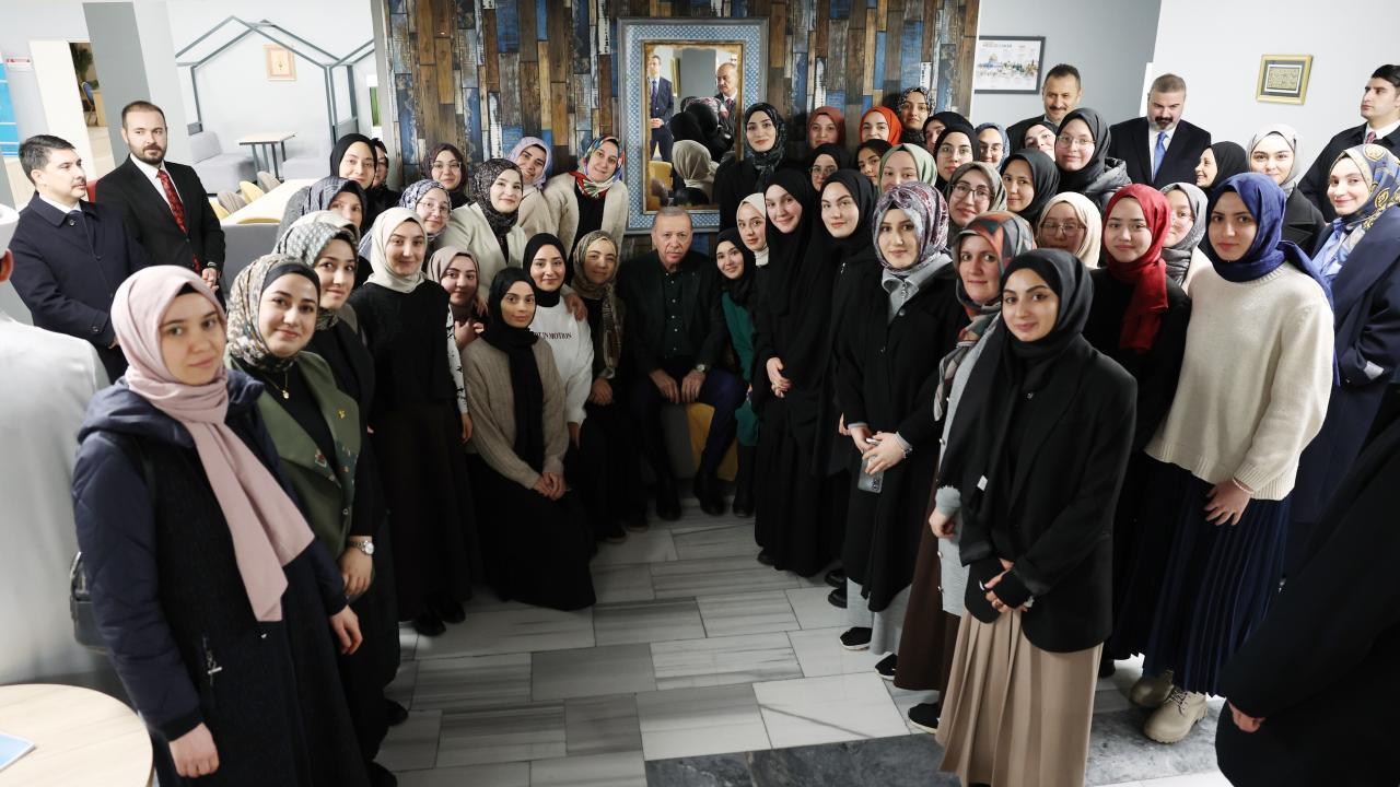 Cumhurbaşkanı Erdoğan, Diyanet Gençlik Merkezi’ni ziyaret etti