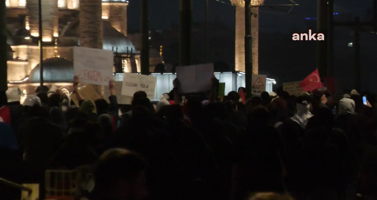 Beşiktaş’tan yürüyüşe geçen gençlere Galata Köprüsü’nde müdahale: Köprüde oturma eylemi!