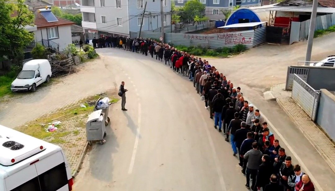 Gelenek yine bozulmadı: Bursa’daki o mahallede 1 kilometrelik bayramlaşma kuyruğu