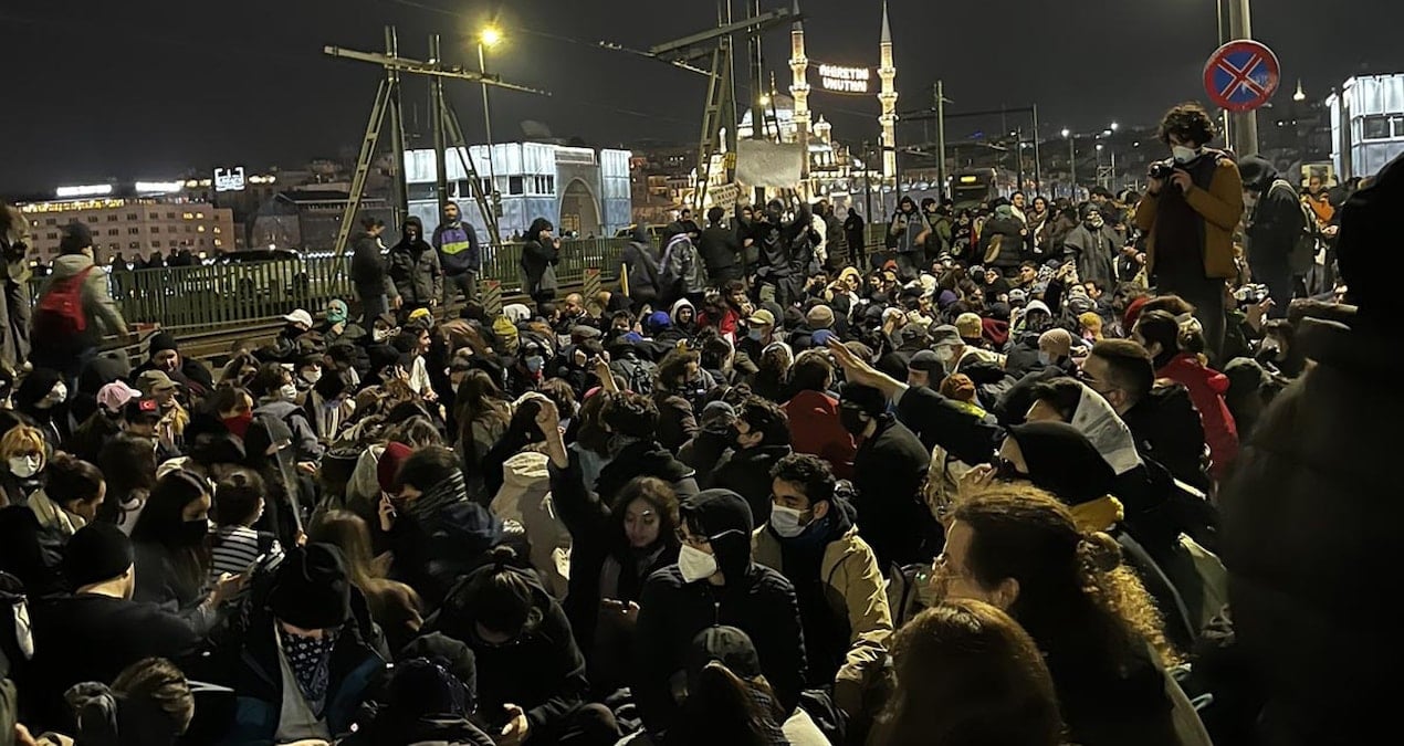 İstanbul’da yürüyüş yapan öğrenciler Galata Köprüsü’nde oturma eylemine başladı